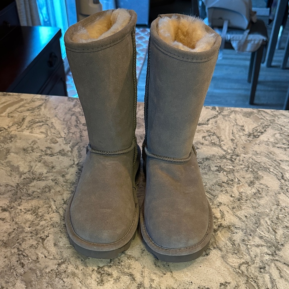 Bearpaw Women’s Elle Short Gray Boots Size 8